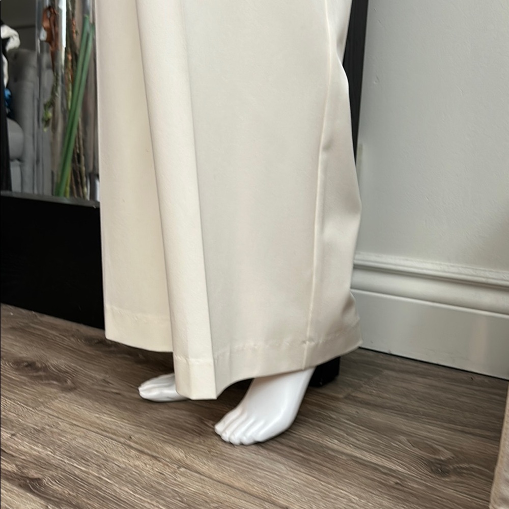 Jaclyn Smith, Cream Wide Leg pants with Sophisticated Silhouette. In size 18 - Picture 4 of 13